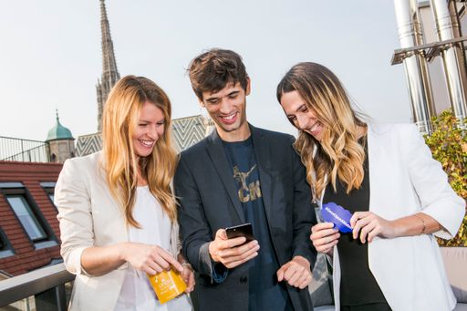 Vorschau Bild von Vanessa Ulrich (D-A-CH Country Manager Once), Jean
Meyer (Mitbegründer und CEO Once), Angela (Matchmakerin Once)