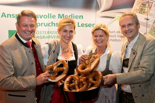 Brezn kosten auf der Wiener Wiesn: Bundesminister
Andrä Rupprechter mit Gattin Christine, NÖ Bauernbunddirektorin
Klaudia Tanner und Vorstandsdirektor Rainer Eder vom Agrarverlag.
