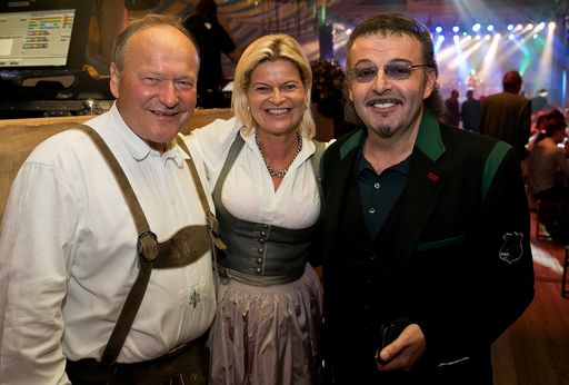 Vorschau Bild von Bauernbundobmann Hermann
Schultes,Bauernbunddirektorin Klaudia Tanner und Filmemacher Kurt
Mündl freuen sich über den neuen Jagdfilm „Halali“.