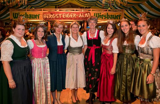 Vorschau Bild von NÖ Vize-Weinkönigin Dagmar Kohl, Weinprinzessin
Melanie Moser, Volkskultur NÖ-Geschäftsführerin Dorli Draxler, NÖ
Bauernbunddirektorin Klaudia Tanner, Nationalrätin Martina
Diesner-Wais, Bundesweinkönigin Christina Hugl, Wiens Weinkönigin
Elisabeth Wolff und NÖ Vize-Weinkönigin Victoria Gottschuly.