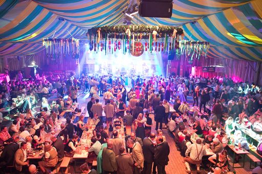 Vorschau Bild von 1600 Besucher genossen die gute Stimmung bei der
Nacht der Landwirtschaft.