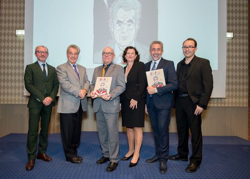  http://www.apa-fotoservice.at/galerie/8255 Im Bild
v.l.n.r.: Dr. Meinhard Rauchensteiner (Wissenschaftl. Berater), Dr.
Heinz Fischer (Bundespräsident a.D.), Fritz Schindlecker (Autor),
Birgit Schott (Verlagsleitung), Georg Glöckler (Verleger und
Eigentümer) und Reinhard Trinkler (Zeichner).