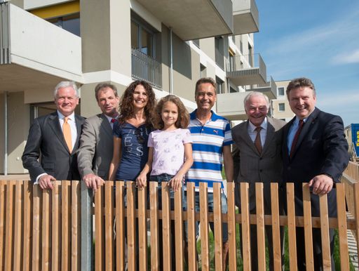 Vorschau Bild von Erstmals wurden in der Seestadt Aspern freifinanzierte
Eigentumswohnungen übergeben. Die Ehrengäste freuten sich gemeinsam
mit den neuen Bewohnern über die gute Stimmung bei der feierlichen
Hausübergabe.