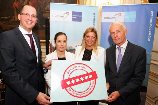  http://www.apa-fotoservice.at/galerie/8064 Im
Bild v.l.n.r.: Balázs Kovács, Direktor, Ungarisches Tourismusamt
Wien, Tamara Lencsés, Direktorin, Region Mittleres Transdanubien,
Barbara Varga-Dani, Direktorin, Region Balaton, SE Dr. János
Perényi, Botschafter von Ungarn