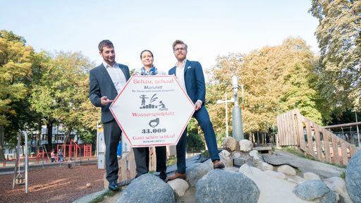 Markus Rumelhart (Bezirksvorsteher Mariahilf, SPÖ),
Heidi Reinwein-Karik (Vorsitzende Finanzausschuss Mariahilf, SPÖ),
Linus Waltenberger (NEOS Mariahilf) präsentieren eine
Bodenmarkierungen, die Passanten an öffentlichen Plätzen in
Mariahilf über Budgetposten informiert.