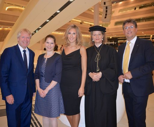  Im Bild v.l.n.r.: Willy Lehmann (Markenagentur),
die Preisträgerinnen Alexandra Sprinzl und Julia Ambrosewicz,
Barbara Stöttinger (Dekanin WU Executive Academy) und Dieter
Scharitzer (Lehrgangsleiter Marketing & Sales)