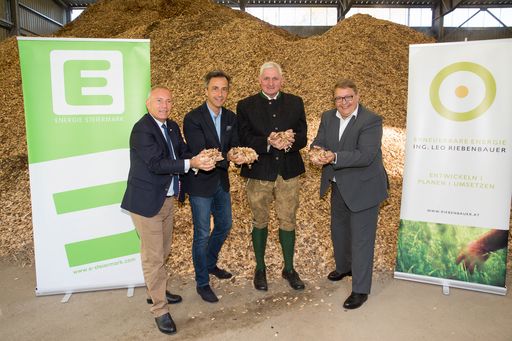Foto (honorarfrei): Christian Purrer (Vorstandssprecher Energie
Steiermark, Siegfried Nagl (Bürgermeister Graz), Leo Riebenbauer
(Geschäftsführer Wärme und Mehr) und Martin Graf (Vorstandsdirektor
Energie Steiermark), (v.l.n.r.)