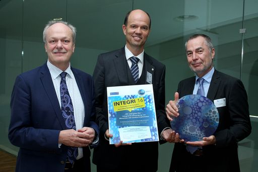 Vorschau Bild von Übergabe des INTEGRI in der Kategorie "Innovative
Versorgungsinitiativen" für das Projekt "'Wir sind ganz Ohr' -
Integrierte Versorgung von Menschen mit Cochlea-Implantaten"