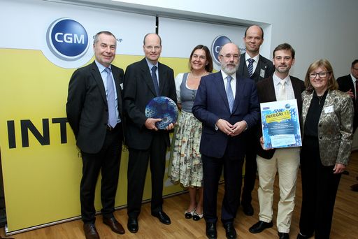 Vorschau Bild von Das Team „'Wir sind ganz Ohr' - Integrierte
Versorgung von Menschen mit Cochlea-Implantaten“ mit prominenten
Gratulanten