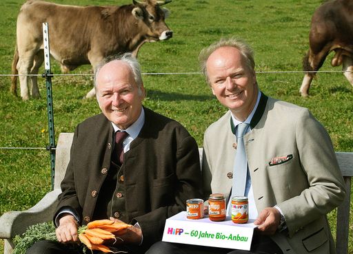 HiPP: 60 Jahre Bio-Anbau / Ehrensberger Hof -
Ursprung der HiPP Bio-Qualität. Vor 60 Jahren begründete Claus Hipp,
der jetzt mit seinem Sohn Stefan Hipp das neue Gläschendesign
zeigte, mit Bio-Karotten in der Dose den Markt für Bio-Babynahrung
in Deutschland. Heute verarbeitet der Babynahrungshersteller am
Stammsitz in Pfaffenhofen jährlich rund 7.500 Tonnen Bio-Karotten.
Über 8000 Bio-Landwirte arbeiten für das Familienunternehmen auf
circa 80.000 Hektar Land. Weiterer Text über ots und
www.presseportal.de/nr/25040 / Die Verwendung dieses Bildes ist für
redaktionelle Zwecke honorarfrei. Veröffentlichung bitte unter
Quellenangabe: "obs/HiPP GmbH & Co. Vertriebs KG/HiPP/ Jeschenko"