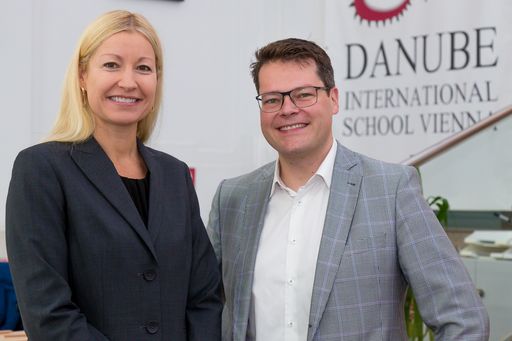 Mag. Jürgen Czernohorszky, Präsident des Stadtschulrats Wien, zu
Besuch bei der neuen Direktorin der Danube International School
Vienna, Dr. Michelle Purghart aus Kanada.
