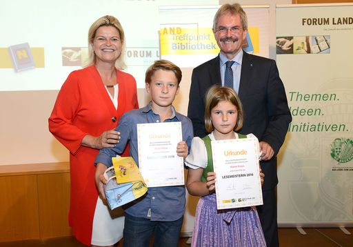 Bauernbunddirektorin Klaudia Tanner und Landesrat Karl Wilfing
überreichten die Buchpakete an die jungen Lesemeister Jakob und
Mavie.