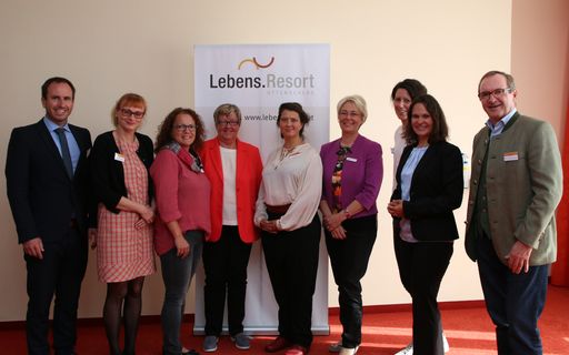 Univ.-Prof. Dr. Christoph Pieh, Dr. Christiane
Richter, Mag. Renate Lipp, Univ.-Prof. Dr. Henriette Walter, DI
Judith Nannt, Prim. Dr. Christiane Handl (Ärztliche Leiterin des
Fachbereiches Rehabilitation psychischer Erkrankungen im
Lebens.Resort Ottenschlag), Mag. Sandra Pitzl, Prokuristin Dr.
Christina Lohninger, Prim. Dr. Johannes Püspök (Ärztlicher Leiter im
Lebens.Resort Ottenschlag)