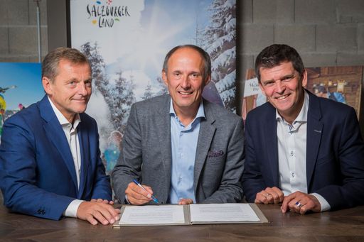  Mediengespräch 03. Oktober 2016: Touristisches
"Hoch" im SalzburgerLand - Start in die Wintersaison 2016/17.
Bereits seit 2001 ist das SalzburgerLand touristischer
Exklusivpartner der JEVER FUN SKIHALLE Neuss. Tourismusunternehmer
und Landtagsabgeordneter Mag. Hans Scharfetter, SLTG-Geschäftsführer
Leo Bauernberger und August Pollen, geschäftsführender
Gesellschafter der JEVER FUN SKIHALLE Neuss unterfertigen den
Kooperationsvertrag für eine weitere 5-jährige Zusammenarbeit.
