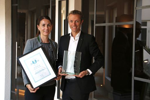  Die Unternehmerfamilie Pirktl, Inhaber des 5
Sterne Alpenresort Schwarz in Tirol, freut sich gemeinsam mit ihrem
Team nach 2014 schon zum zweiten Mal den renommierten European
Health & Spa Award 2016 der Agentur für Gesundheit und Wellness.