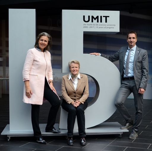  UMIT-Eigentümervertreterin Landesrätin Patrizia
Zoller Frischauf, Rektorin Sabine Schindler und Vizerektor Philipp
Unterholzner freuen sich im 15 Bestandsjahr der UMIT über eine
Verlängerung der Akkreditierung der Universität bis 2022 und einen
neuen Höchststand bei den Studierenden.