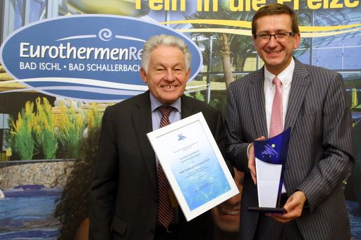  : Der Aufsichtsratsvorsitzende der OÖ.
Thermenholding Landeshauptmann Dr. Josef Pühringer (l.) und
Eurothermen-Generaldirektor Markus Achleitner freuen sich über die
Auszeichnung mit dem „Europäischen Bäder-Oscar“.