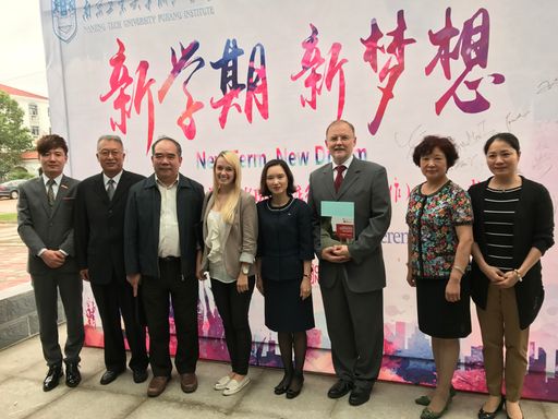 Gruppenfoto v.l.n.r. zeigt: Herr Ivan Qian:
Vize-Präsident und Dekan des IHD College der Nanjing Tech University
Pujiang Institute – Herr Cui Ming Xing: Berater des Büros für
internationale Beziehung der Stadt Nanjing– Herr Lin Ping Hua:
Präsident der Nanjing Tech University Pujiang Institute – Frau Lisa
Kronreif: Stellvertretende Wirtschaftsdelegierte des
Außenwirtschaftscenters in Shanghai – Frau Monica Ng: Repräsentantin
der Wirtschaftskammer Wien, Büro HongKong – Prof. Andreas Zins:
Dekan der MODUL School der Nanjing Tech University Pujiang Institute
– Frau Nancy Zhang: Senior Consultant des IHD College der Nanjing
Tech University Pujiang Institute - Frau ZhangYing Hua: Direktorin
des Büros für internationale Beziehung der Stadt Nanjing