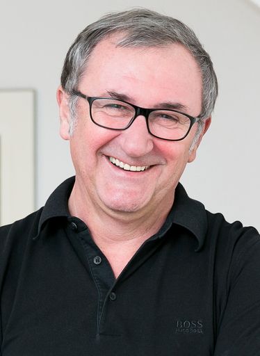 Prof. Dr. Rudolf Karazman, Facharzt für Psychiatrie
und Neurologie, Psychotherapeut, Arzt für Arbeitsmedizin, GF der IBG
- Innovatives Betriebliches Gesundheitsmanagement, gegründet 1995.
IBG ist mit über 170 MitarbeiterInnen und sechs Standorten
Österreichs größtes und erfolgreichstes Unternehmen für betriebliche
Gesundheitsförderung und Prävention im Bereich Betriebliches
Gesundheitsmanagement und betreut mehr als 570 Betriebe und 55.000
ArbeitnehmerInnen (Stand 2015) unterschiedlichster Branchen und
Unternehmensgrößen.