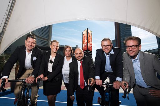 Robert Beck (EPAMEDIA), Renate Müller-Kern (Novartis), Petra
Fuchs (EPAMEDIA), Charbel Helaihel (Novartis), Werner Urbancik
(Novartis), Jörg Wollmann (The Skills Group) vor dem EPAMEDIA
LED-Tower beim Austria Center Vienna.