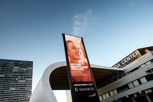 Vorschau Bild von Einmal mehr lässt EPAMEDIA in einer innovativen Sonderumsetzung
für das Pharmaunternehmen Novartis die Grenzen zwischen Außenwerbung
im öffentlichen Raum und virtueller Welt verschmelzen.