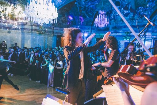 Vorschau Bild von Der Dirigent am 1. Wiener HipHop Ball trug zum ersten Mal in
seinem Leben Sneakers!