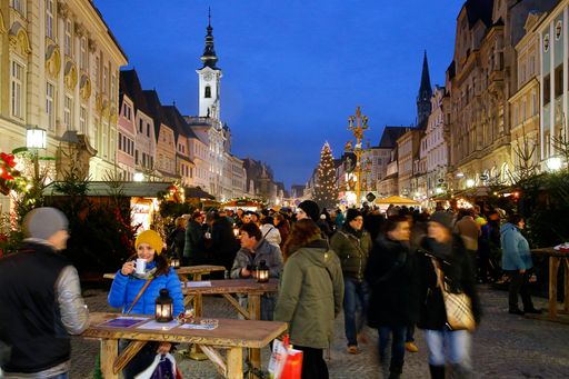 Adventmarkt Altstadt am historischen Steyrer Stadtplatz mit
traditionellem Krippenbaum