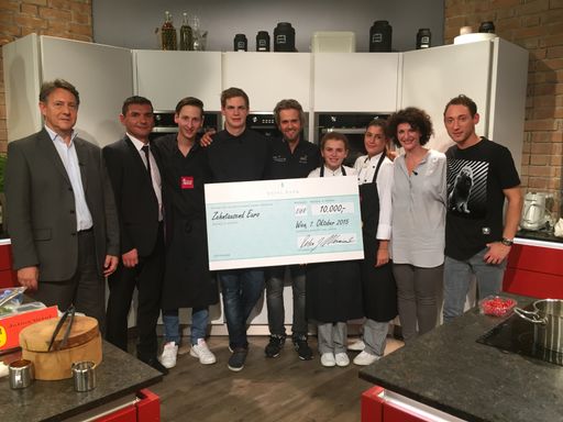 Vorschau Bild von Im Bild: Peter Weinzierl, Meinl Bank(Sponsor);
Ernst Tanzler, MHK Küchen; Buddy, Tobias Essl, Kandidat; Moderator
Vitus Winkler, Vivien Lux, Kandidatin; Buddy; Sabrina Stepanian,
Ikea Foodmanagerin; Mario Schindelar, Marx Restauration Küchenchef