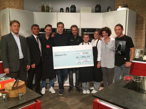 Vorschau Bild von Im Bild: Peter Weinzierl, Meinl Bank(Sponsor);
Ernst Tanzler, MHK Küchen; Buddy, Tobias Essl, Kandidat; Moderator
Vitus Winkler, Vivien Lux, Kandidatin; Buddy; Sabrina Stepanian,
Ikea Foodmanagerin; Mario Schindelar, Marx Restauration Küchenchef