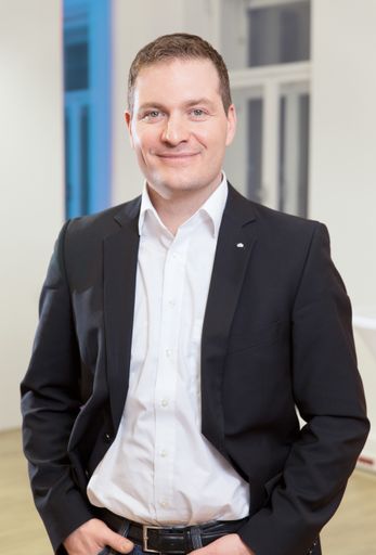 „Im Vergleich zu den etablierten Banken bieten die
Online-Anbieter trotz der jüngsten Zinssenkungswelle immer noch die
deutlich attraktiveren Konditionen. Doch auch hier geht die
tatsächliche Zinsspanne weit auseinander, Sparwillige sollten daher
auf jeden Fall selbst vergleichen“, erklärt Reinhold Baudisch,
Geschäftsführer von Österreichs Tarifvergleichsportal
durchblicker.at.