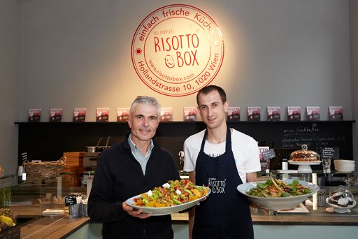 http://www.apa-fotoservice.at/galerie/8256
Eröffnung RisottoBox Wien. Im Bild v.l.n.r.: Leo Doppler (Inhaber
der RisottoBox) und Daniel Fischer (Geschäftsführer)