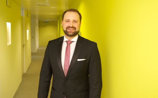 : „Verlage brauchen echtes Business-Development.
Sie müssen als Problemlöser für die Werbekunden auftreten und ihnen
ein Portfolio modernster Dienstleistungen und Produkte anbieten. Und
für den Werbeträger, das Magazin oder die Zeitung gilt: Der Nutzen
muss für die Leser emotional begreifbar sein – sonst ergeht es den
Verlagen so, wie vielen anderen in diesen Tagen.“