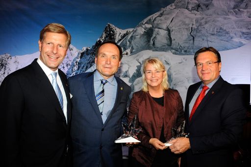 Im Bild v.l.n.r.: KR Mag. Julian Hadschieff (Club
Tirol Präsident)mit den "TirolerInnen des Jahres 2016" Unternehmer
Klaus Heidegger , WU-Rektorin Univ. Prof. DI Dr. Edeltraud
Hanappi-Egger und Tirols Landeshauptmann Günther Platter