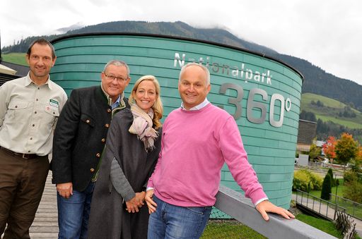 Vorschau Bild von US Botschafterin Alexa Wesner (2.v.r.) wurde im
Nationalparkzentrum Mittersill von Bürgermeister Dr. Wolfgang
Viertler (2.v.l.) sowie Ferienregion und Nationalparkzentrum
Geschäftsführer Mag. Christian Wörister (1.v.r.) und Nationalpark
Direktor Dipl.-Ing. Wolfgang Urban (1.v.l.) empfangen