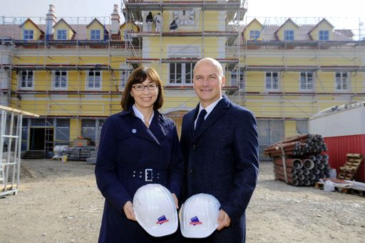 Bezirkshauptfrau Birgit Lentsch und Centermanager Mario Schwann
bei der Baustellenbegehung zum Ausbau im McArthurGlen Designer
Outlet Parndorf zur Erweiterung um 20 bis 25 Shops.