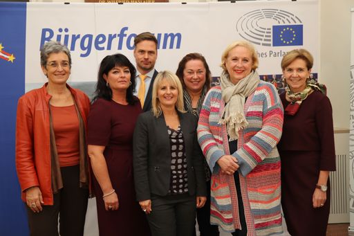  https://www.apa-fotoservice.at/galerie/8246
Bürgerforum des Europäischen Parlaments Salzburg: Diskussionsrunde
im Europasaal der Edmungsburg Salzburg.