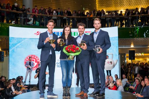  http://www.apa-fotoservice.at/galerie/8237
Verleihung der "Goldenen Teekanne" bei der offiziellen Einkleidung
des Austria Ski Teams. Im Bild v.l.n.r.: Gregor Schlierenzauer, Anna
Veith, Marcel Hirscher, Marco Schwarz