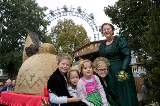  Goldhaubenträgerinnen am Wiener Wiesn-Fest 2016