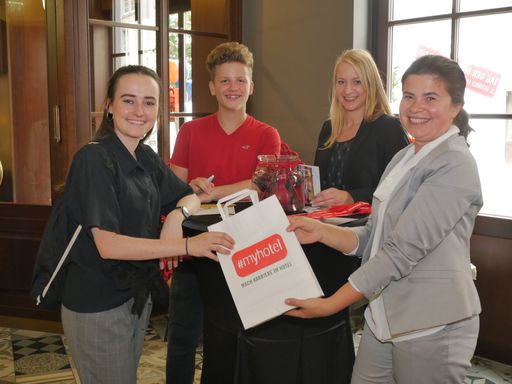 Mit einer guten Ausbildung hat man leicht
Lachen! Diese Jugendlichen stehen vor einer wichtigen Entscheidung
und informieren sich beim Tag der offenen Hoteltür über ihre
Karrierechancen.