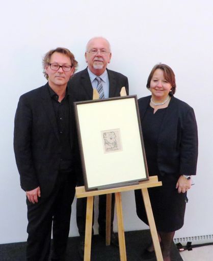 Dkfm. Hans Raumauf, Präsident der Freunde des
Leopold Museum überreicht am 6. Oktober 2016 die Radierung "Franz
Hauer" von Egon Schiele (1914) den Direktoren des Leopold Museum
Mag. Hans-Peter Wipplinger (Museologischer Direktor) und Mag.
Gabriele Langer (Kaufmännische Direktorin).