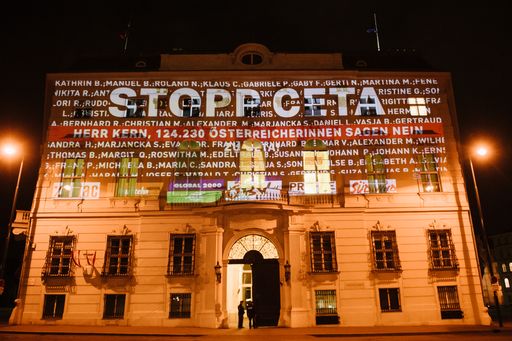 Nächtliche CETA-Unterschriften-Übergabe an
Bundeskanzler Kern - Ballhausplatz - Bundekanzleramt