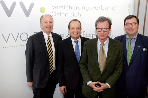 Vorschau Bild von https://www.apa-fotoservice.at/galerie/8166 Im Bild
v.l.n.r.: Direktor des KFV Dr. Othmar Thann, VVO-Präsident
Generaldirektor KR Mag. Dr. Othmar Ederer, Direktor der
Zentralanstalt für Meteorologie und Geodynamik Dr. Michael
Staudinger; Generalsekretär des VVO Prof. Dr. Louis
Norman-Audenhove.