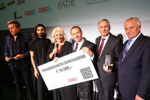 http://www.apa-fotoservice.at/galerie/7905 Im Bild
v.l.n.r.: Alfons Haider, Conchita, Geschäftsführerin des Vereins
Marika Lichter, KR Walter Imp,Bundesinnungsmeister der
Textilreiniger Österreichs, BM Alois Stöger, Obmann Rudolf
Hundstorfer