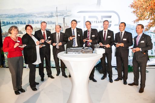 Vorschau Bild von Anschnitt der Jubiläumstorte durch prominente Gäste
sowie die Führungsebene der SKB-Group.