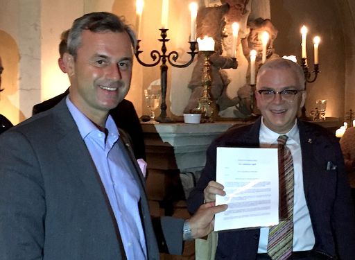  Dr. Alex Todericiu (r.), Obmann des rumänischen
Export-Clubs, übergibt den "rumänischen Appell" an
Bundespräsidentschaftskandidat Ing. Norbert Hofer bei einem privaten
Empfang in Wien
