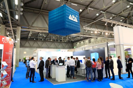  Messebesucher informieren sich am Stand der APA-IT
über innovative Lösungen für digitales Newsroom-Management.