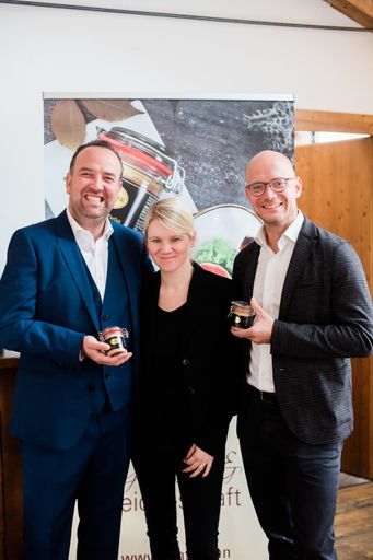  Gerhard und Yvonne Kracher mit Hink Geschäftsführer Peter Spak
bei der Präsentatoin des neuen Produktes Hühnerleberparfait mit
Kracher Süßwein verfeinert.