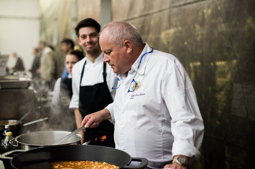 Vorschau Bild von Sternekoch Dieter Koschina bei der Zubereitung des confierten
Bacalhaus.