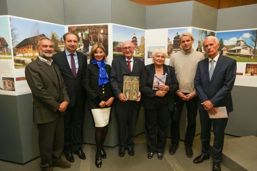 http://www.apa-fotoservice.at/galerie/8283 Im Bild
v.l.n.r.: S.E. Ing. Juraj Machác (Botschafter der Slowakischen
Republik in Österreich), Dr. Günter Geyer (Vorstandsvorsitzender des
Wiener Städtischen Versicherungsverein), Dr. Katarina Kosová
(Generaldirektorin des Denkmalamtes der Slowakischen Republik) und
S.E. Dr. János Perényi (Botschafter von Ungarn in Österreich).