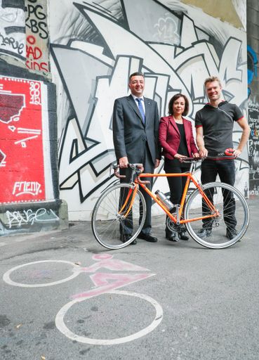Jörg Leichtfried, Bundesminister für Verkehr,
Innovation und Technologie; Patentamtspräsidentin Mariana Karepova;
Fabian Gutbrod, Start-up-Gründer und Erfinder von add-e (v.l.n.r.)